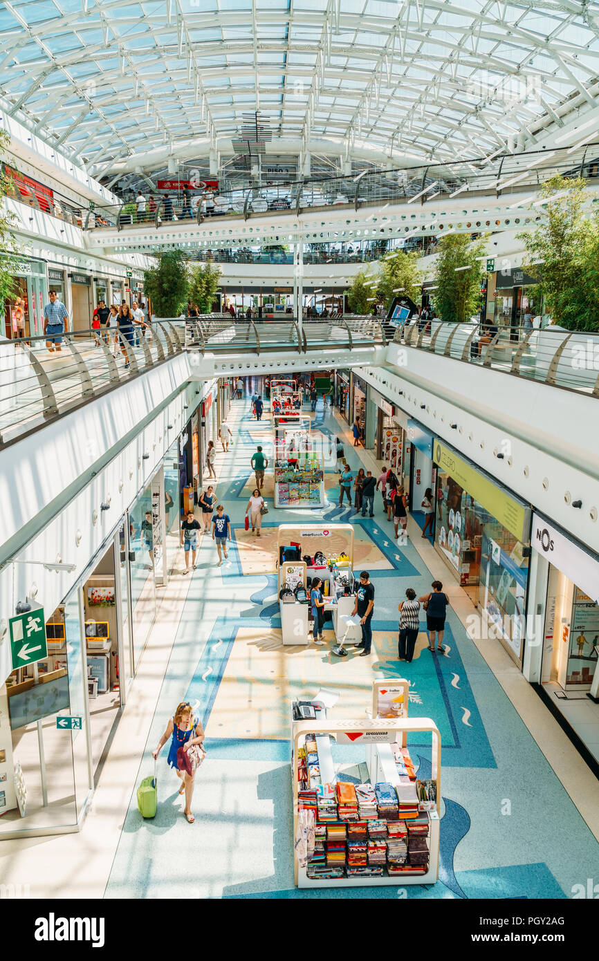 Lissabon, Portugal - 10. AUGUST 2017: Touristen Einkaufen In Vasco da Gama Center Mall Stockfoto