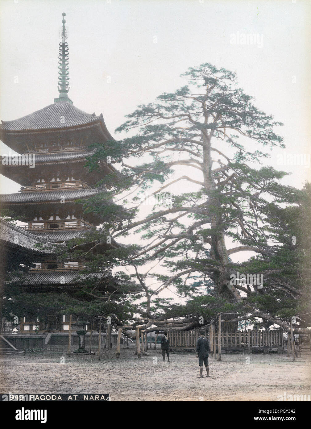 [1880s Japan - Kofukuji Pagode, Nara] - Die fünf abgestuften Pagode in Kofukuji, ein buddhistischer Tempel in Nara. Der Tempel wurde ursprünglich in 669 etabliert. Die Pagode ist 50 Meter hoch und stammt aus dem Jahre 1426. Sie steht noch heute und ist ein nationaler Schatz. 19 Vintage albumen Foto. Stockfoto