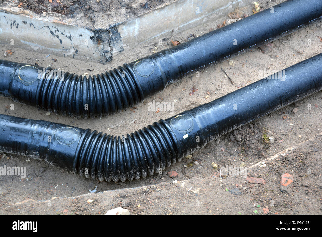 Zwei neue schwarze Heizung Wasser Rohr Rohr in Graben Stockfotografie -  Alamy