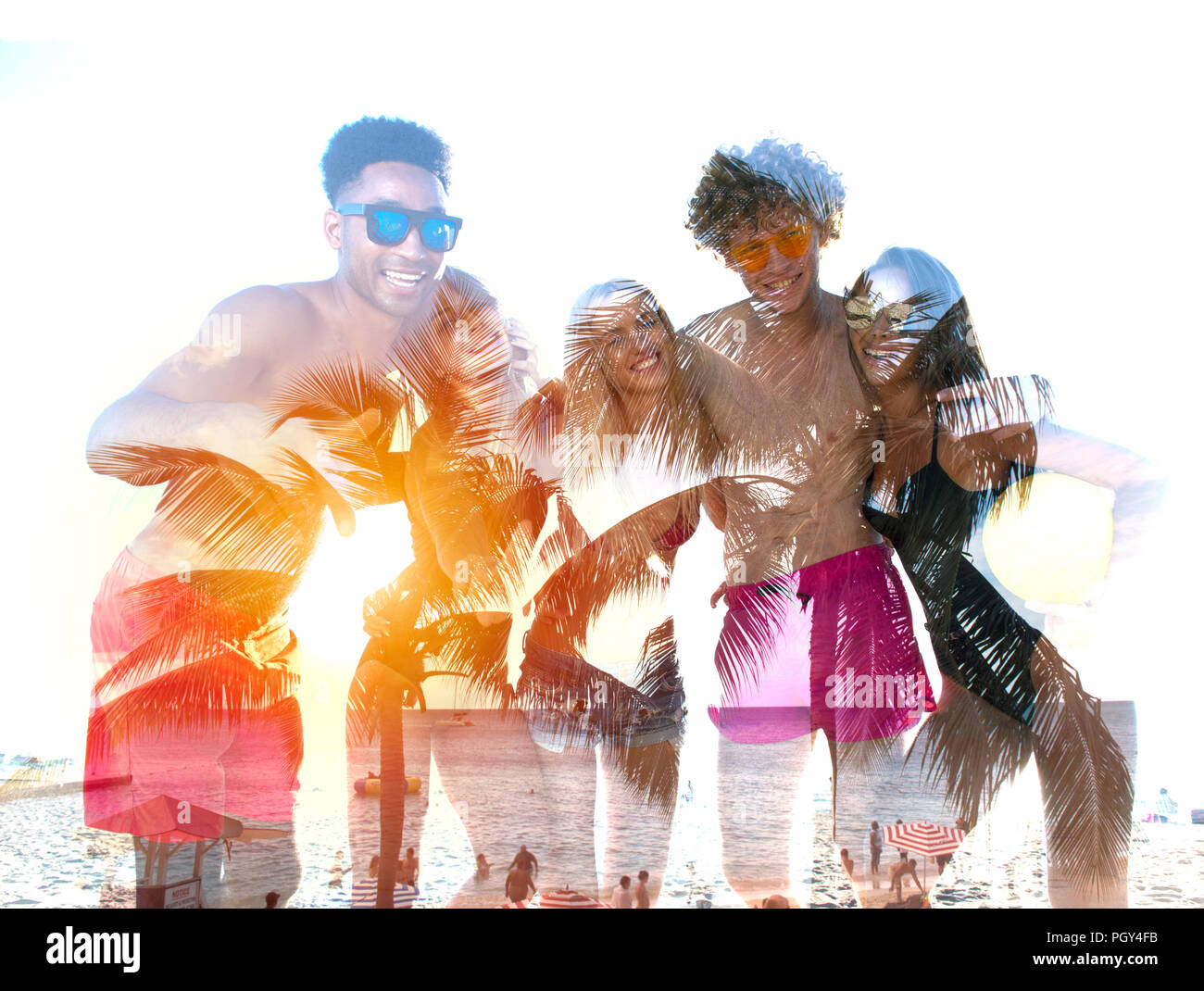 Gruppe von Happy Freunden Spaß an der Ocean Beach. Double Exposure Stockfoto