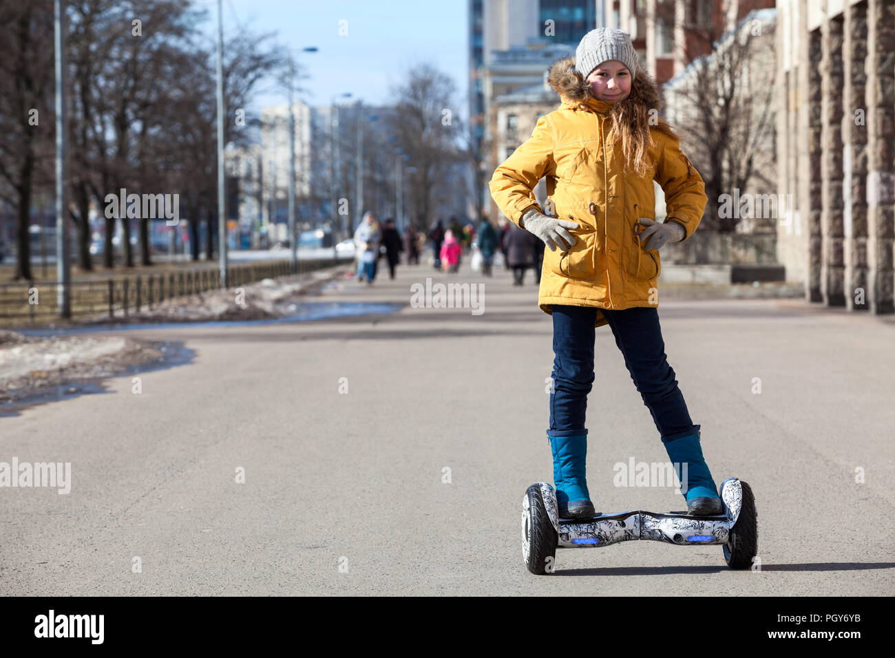 Glückliche junge Mädchen stehen auf Selbst ausgeglichen Fahrzeug auf Straße, Bahn, copy-Raum Stockfoto