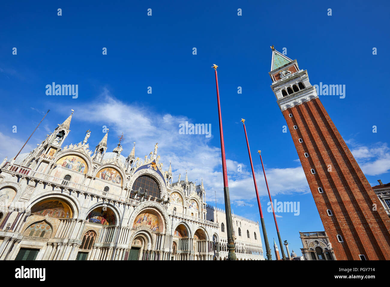 Der heilige Markus Basilika Fassade in Venedig und Glockenturm, blauen Himmel an einem sonnigen Sommertag in Italien Stockfoto