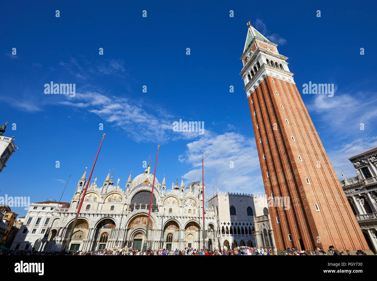 San Marco Basilika Fassade, den Glockenturm und das Quadrat mit Masse der Leute und Touristen, blauer Himmel an einem sonnigen Sommertag in Venedig, Italien Stockfoto