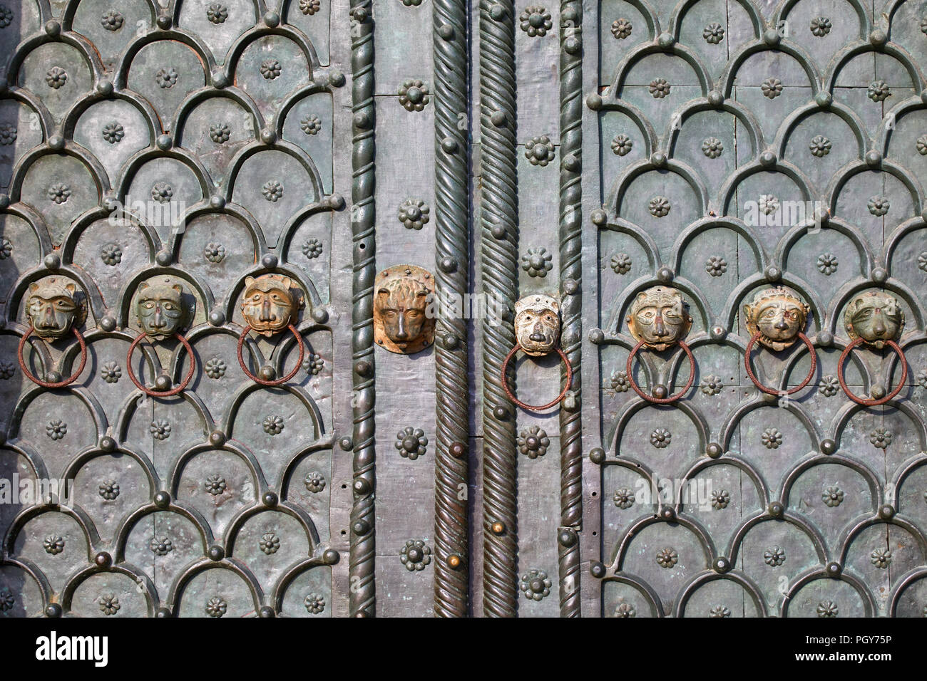Venedig, San Marco Basilika Portal mit Tierköpfen und Dekorationen Textur Hintergrund Stockfoto
