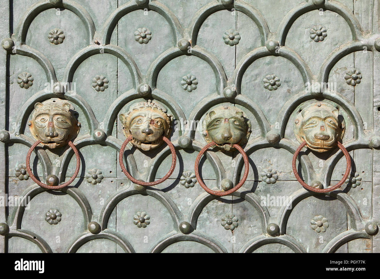 Venedig, San Marco Basilika Portal mit Tierköpfen und Dekorationen Textur Hintergrund Stockfoto