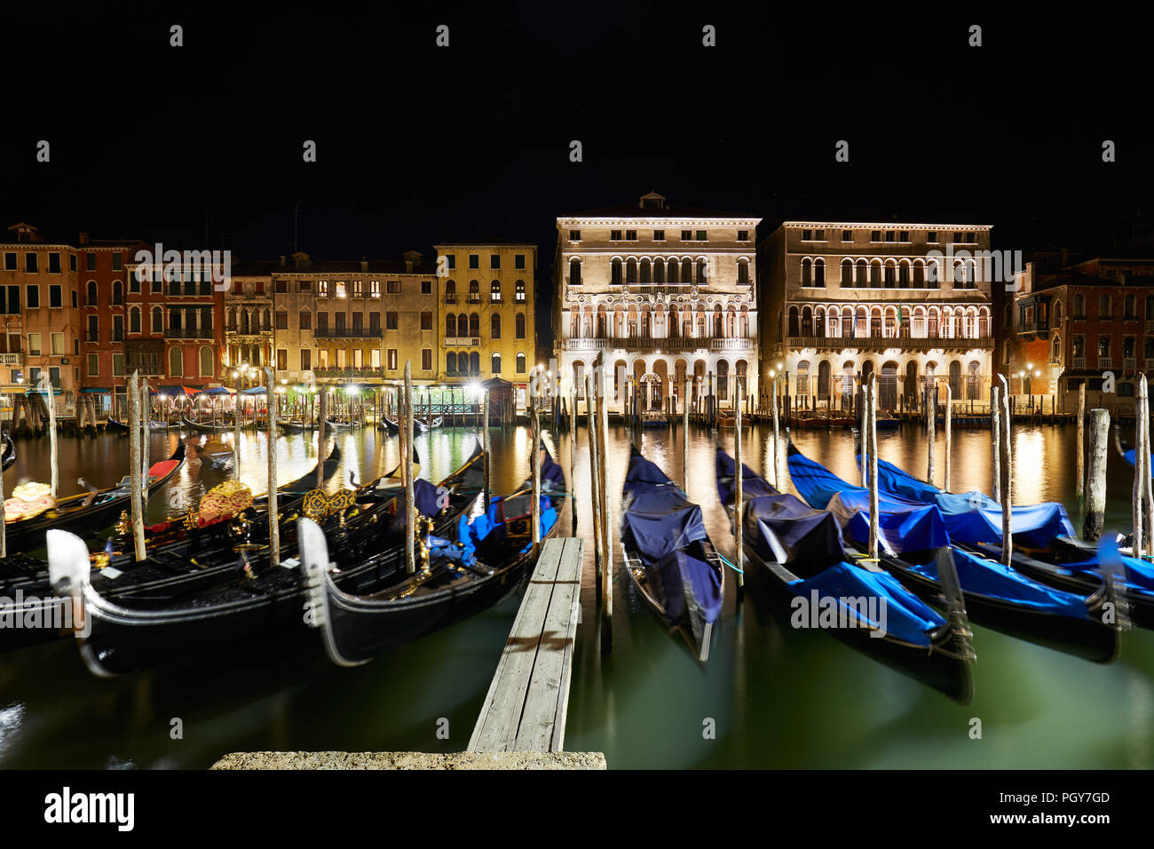 Grand Canal in Venedig mit Gondeln beleuchtet bei Nacht, Italien Stockfoto