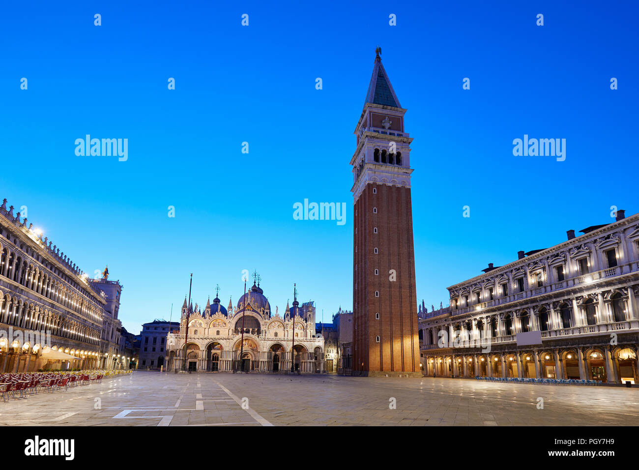 San Marco Platz am frühen Morgen beleuchtet, niemand in Italien Stockfoto