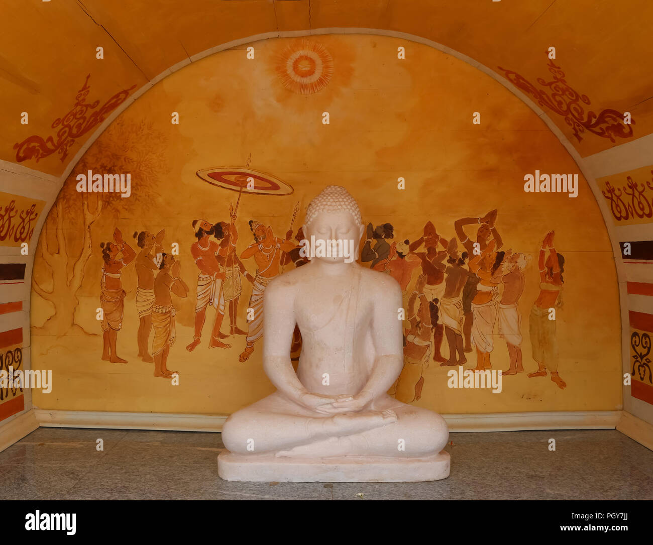Buddha Statue mit bunten Malerei Hintergrund, Thuparamaya, Sri Lanka Stockfoto
