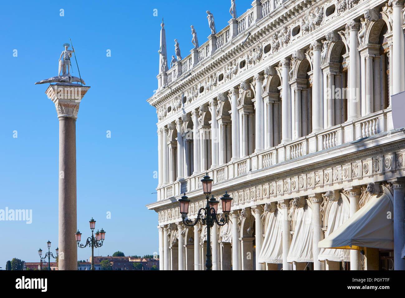 Venedig, St. Theodore Statue und Marciana Bibliothek Fassade in sonniger Tag in Italien Stockfoto