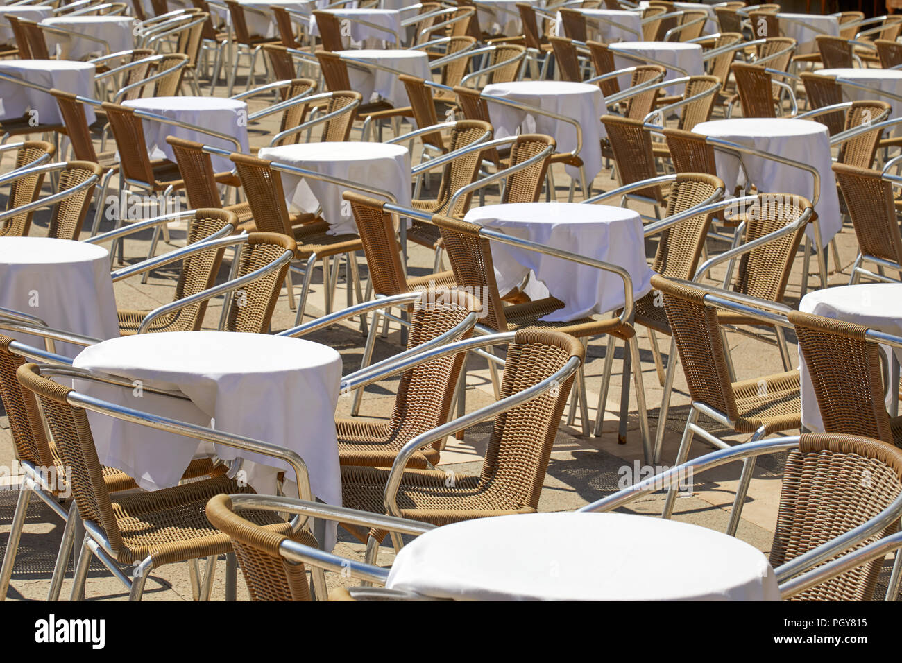 Leere Bürgersteig Tische und Stühle an einem sonnigen Sommertag in Italien Stockfoto