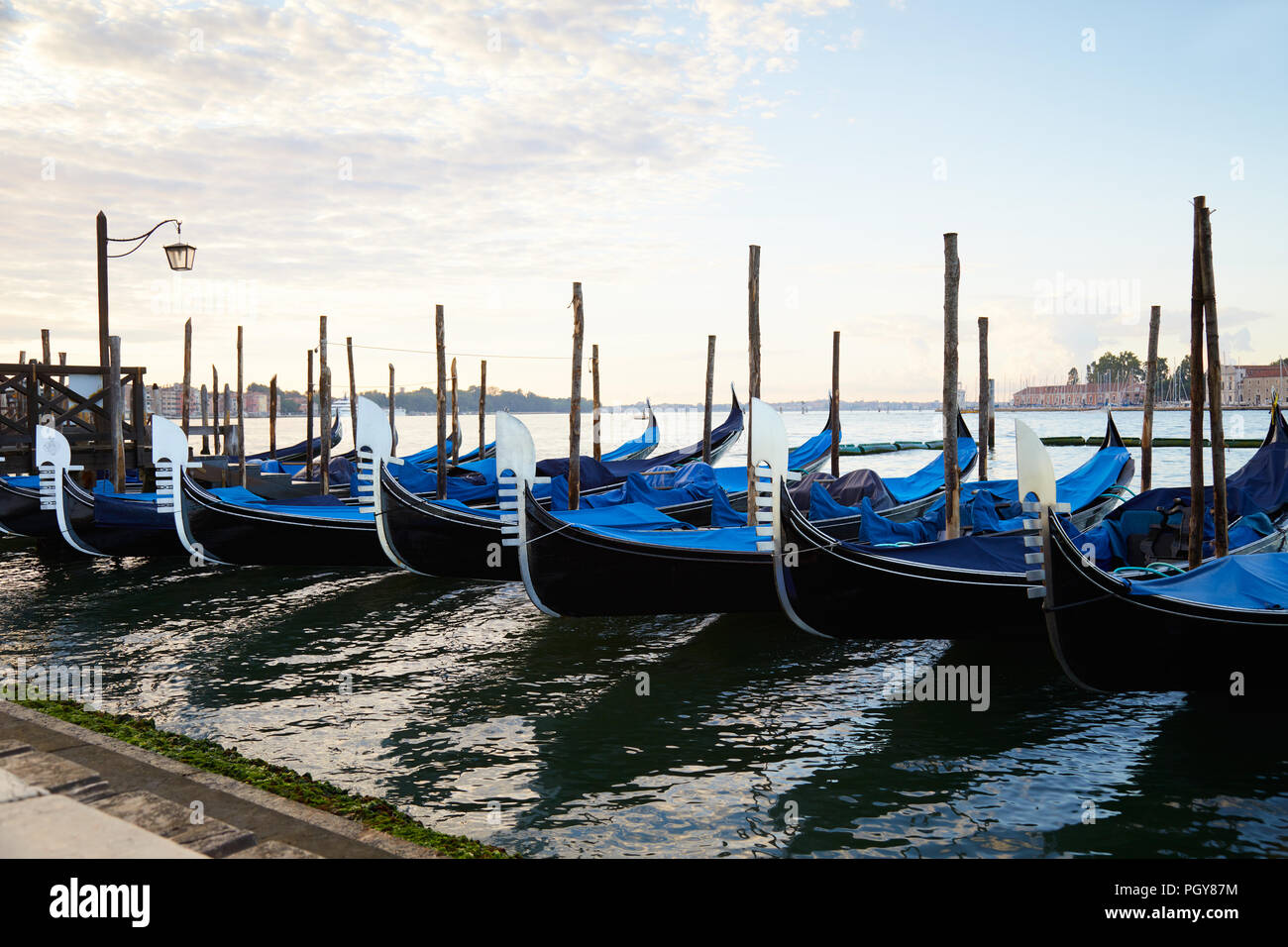 Gondel Boote im Grand Canal in Venedig, niemand in den frühen Morgenstunden Stockfoto