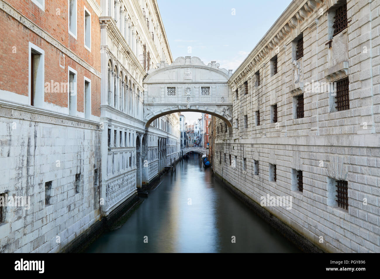 Seufzerbrücke und ruhigem Wasser in den Kanal, am frühen Morgen in Venedig, Italien Stockfoto