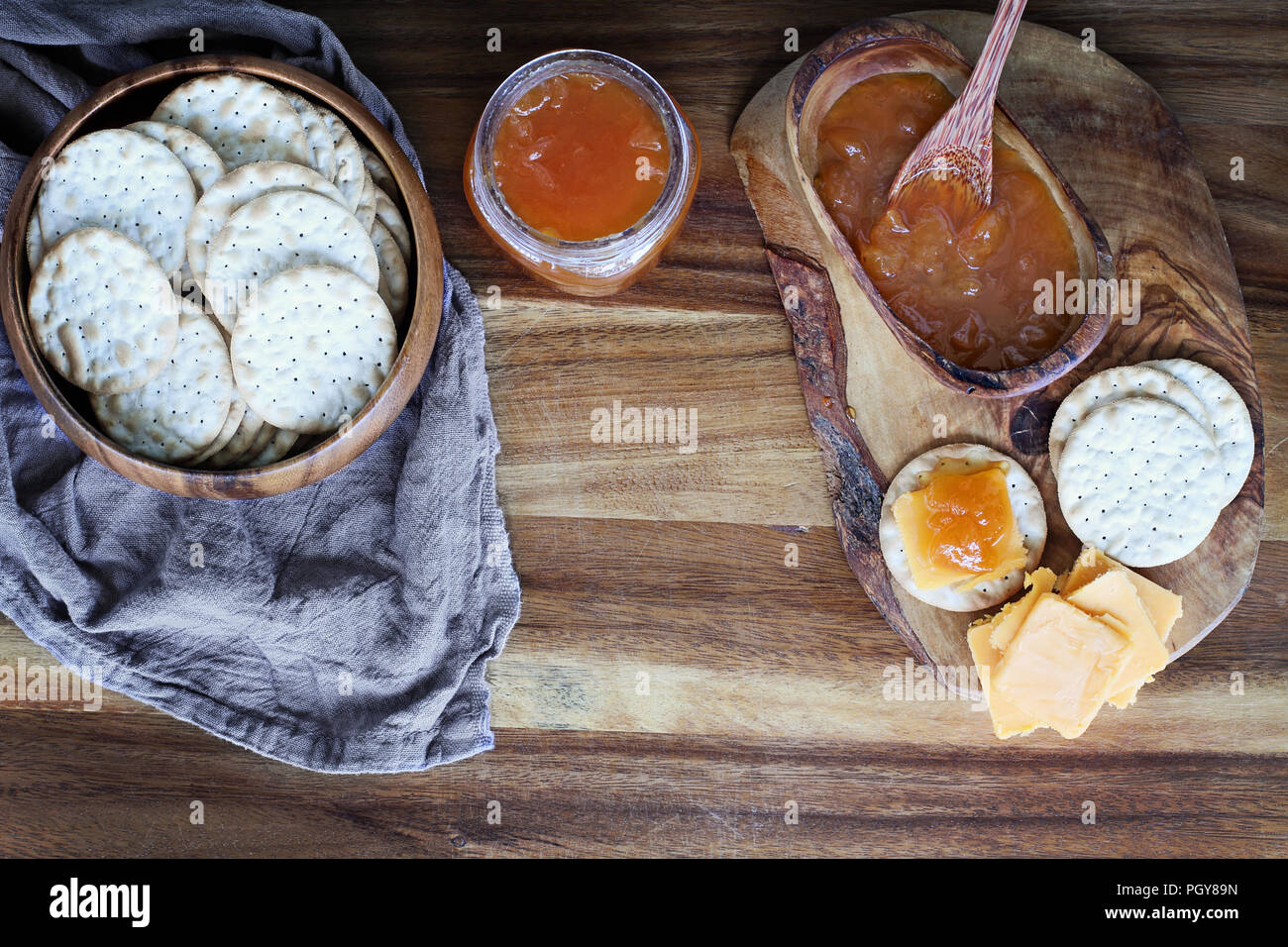 Ansicht von oben Wasser Cracker, Cheddar Käse und hausgemachten Gesalzen Vanille Kantalupe jam. Bild geschossen von oben. Stockfoto