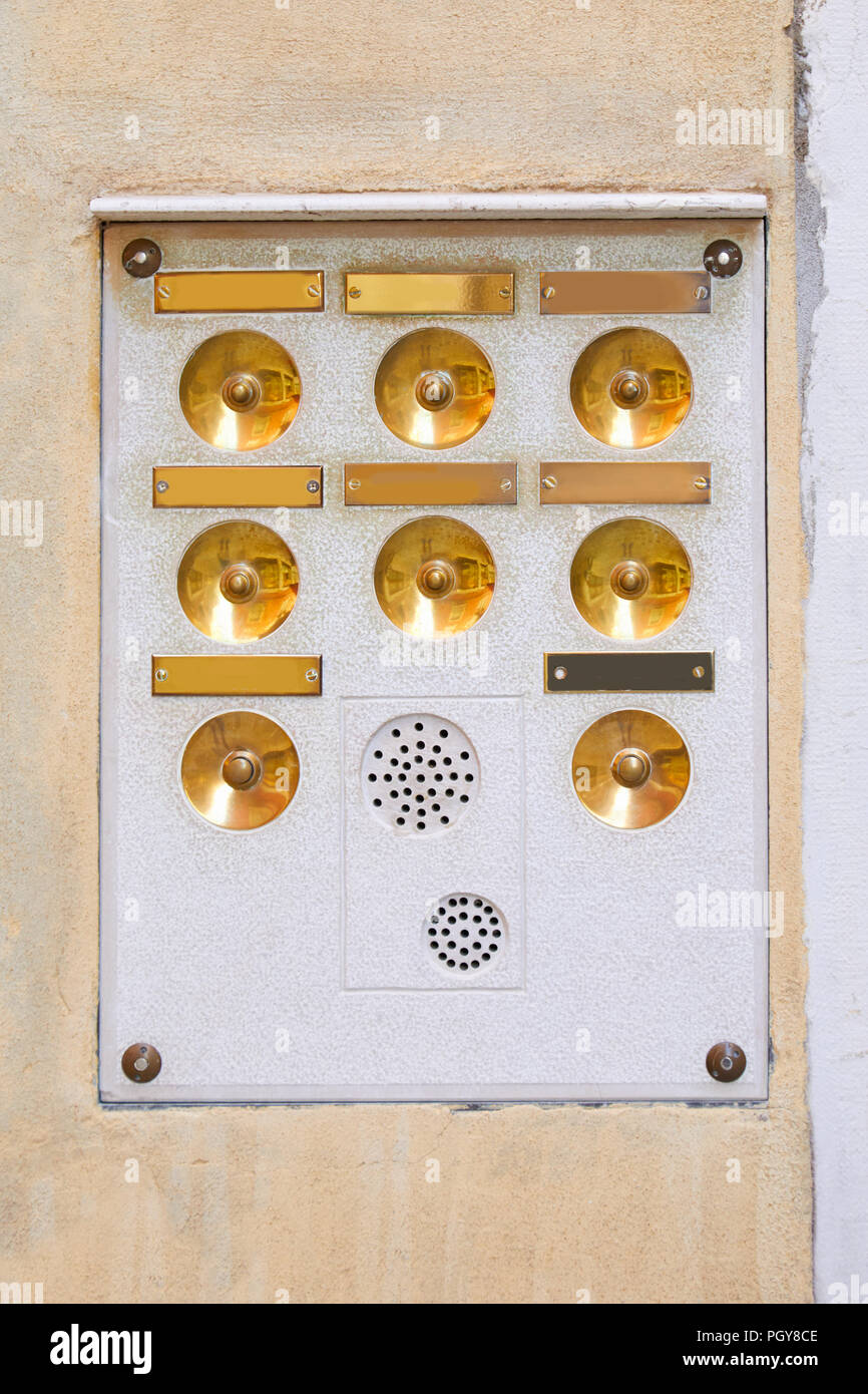 Alte Sprechanlage in Venedig mit goldenen Knöpfen und leere Platten Stockfoto