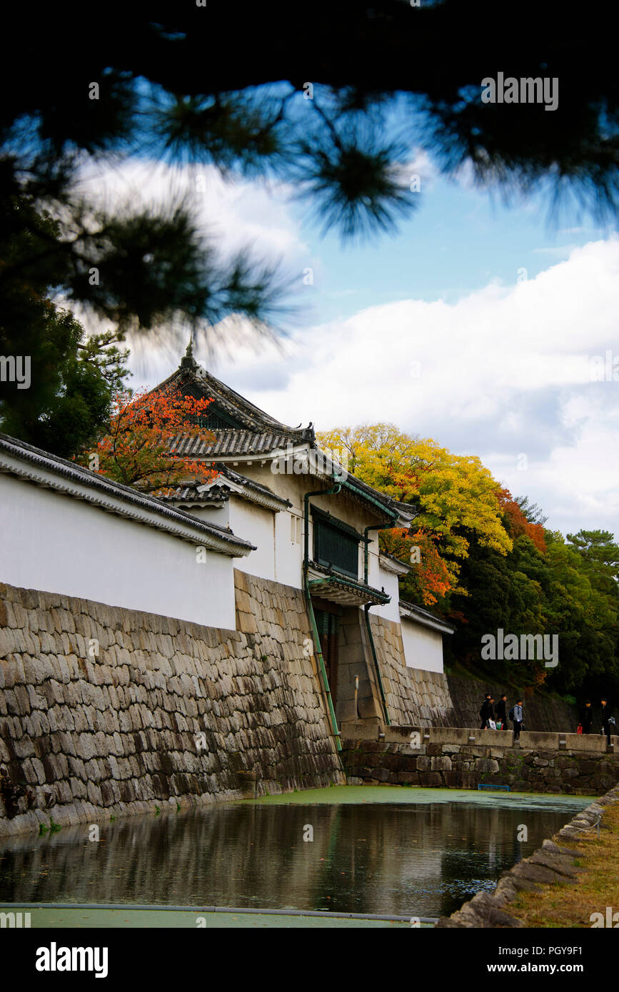 Foto zeigt den Westen mit dem Tor und dem äußeren Graben von Schloss Nijo, Kyoto, Japan am 14. Juni 2014. Die Burg wurde von Shogun Tokugawa Ieyasu in 1603 gebaut Stockfoto