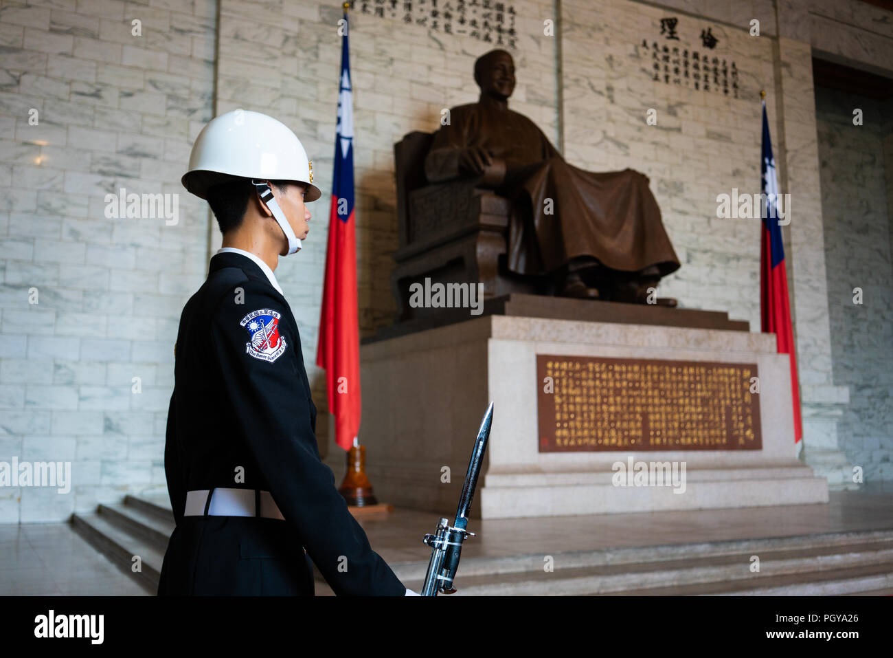 11. Februar 2018, Taipei Taiwan: Ehrengarde mit Gewehr und Bajonett vor der Statue auf nationaler Chiang Kai-shek Memorial Hall in Taipeh, Taiwan Stockfoto