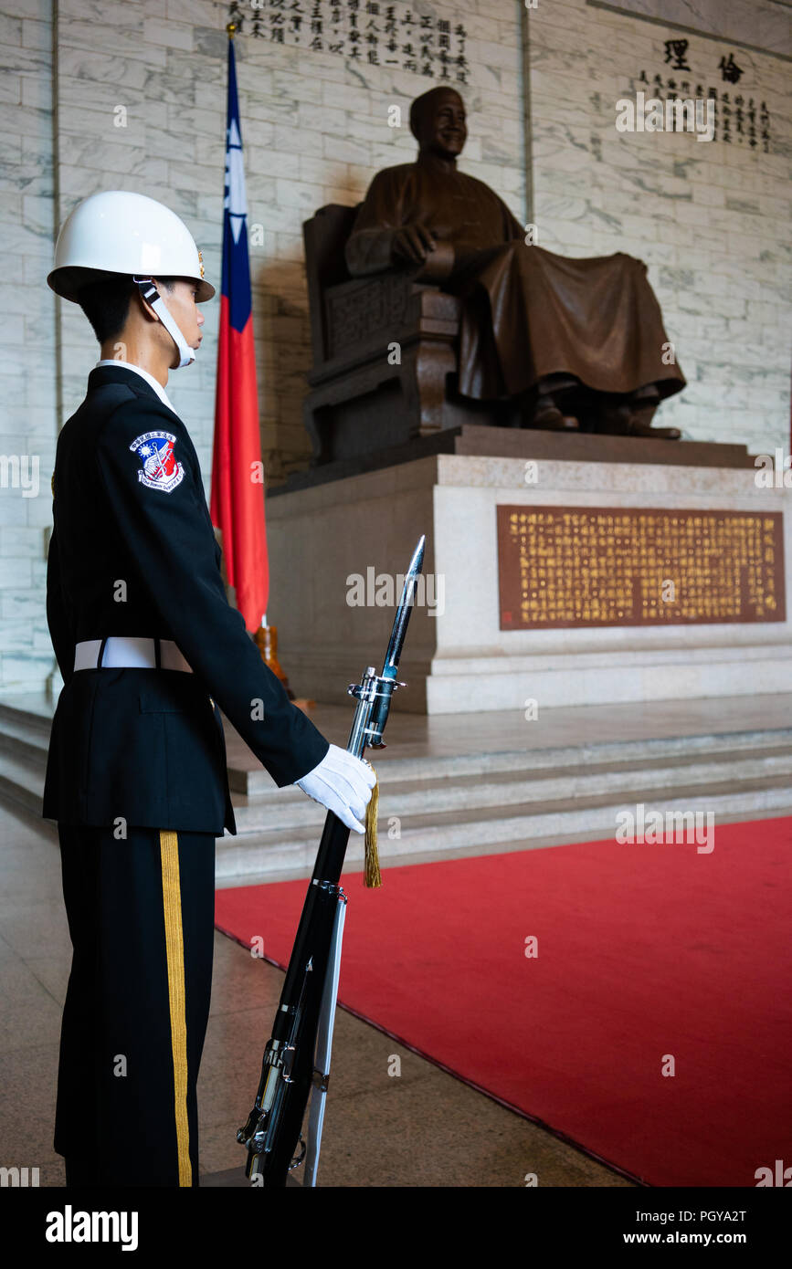 11. Februar 2018, Taipei Taiwan: Ehrengarde mit Gewehr und Bajonett vor der Statue auf nationaler Chiang Kai-shek Memorial Hall in Taipeh, Taiwan Stockfoto
