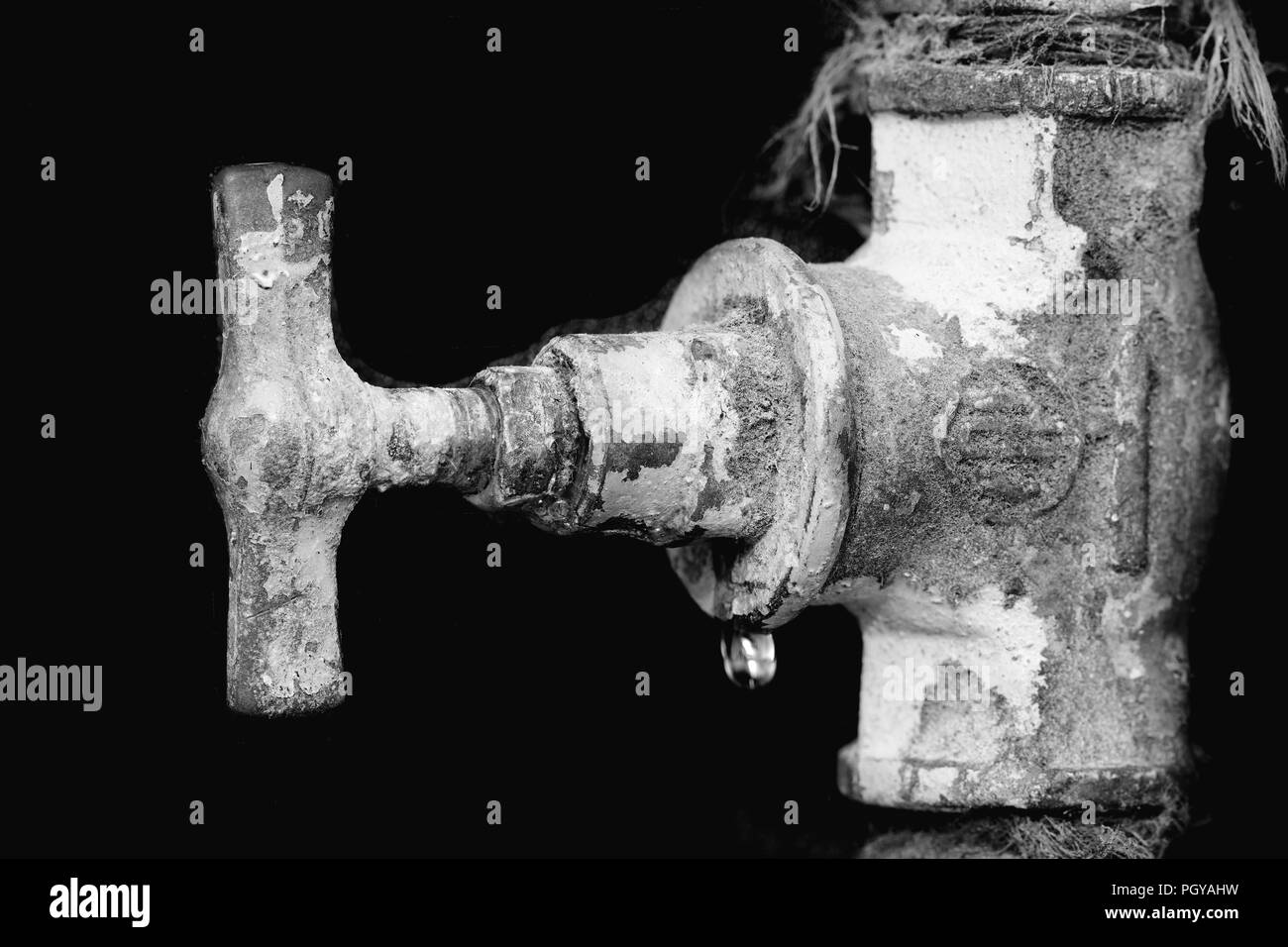 Undichtes Ventil, Scale, Pelz auf die rostigen Leitung. Leckage. Stockfoto