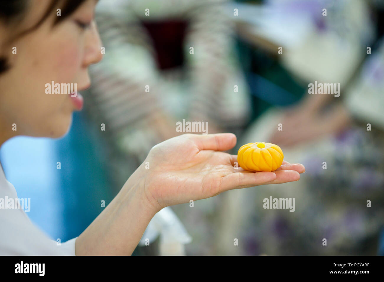 Artisan Nanami Yoshida demonstriert, die Kyoto Süßigkeiten zu Yoshihiro in Kyoto, Japan, am 14., November 2014. Kyoto ist für wagashi Süßigkeiten und o bekannt Stockfoto