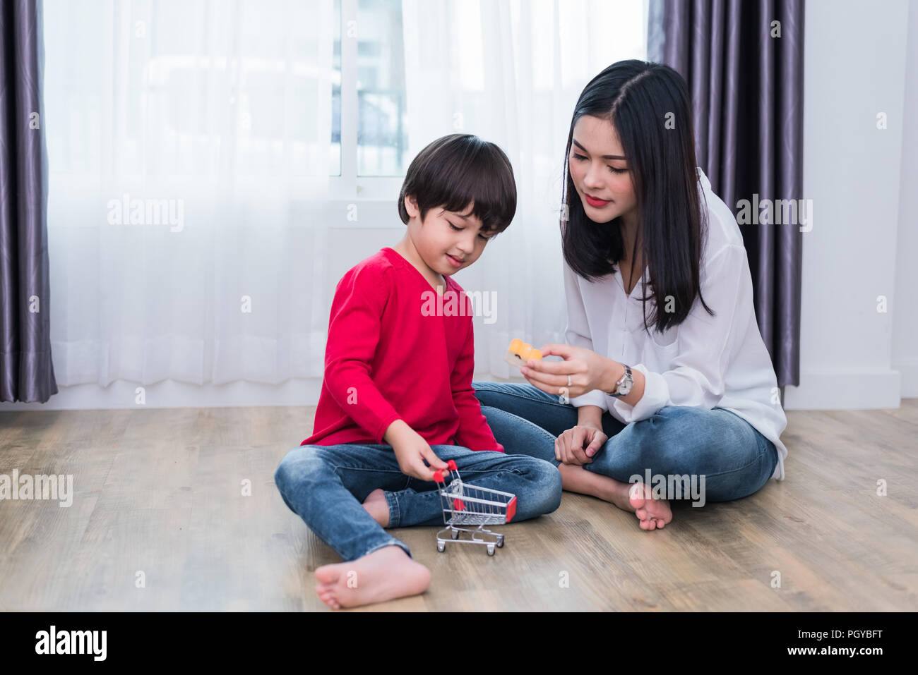 Mama Mit Sohn Im Hause Lehrer Und Ihre Schuler Zusammen Spielen