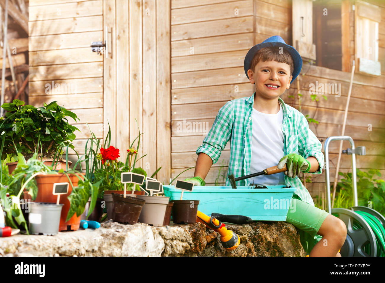 Portrait von Die kleine Gärtnerin, sieben Jahre alter Junge, Blumen