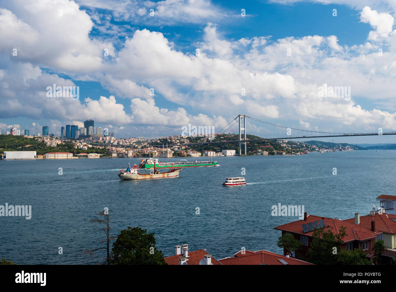 Istanbul Bosporus Brücke und Blick auf den Bosporus Stockfoto