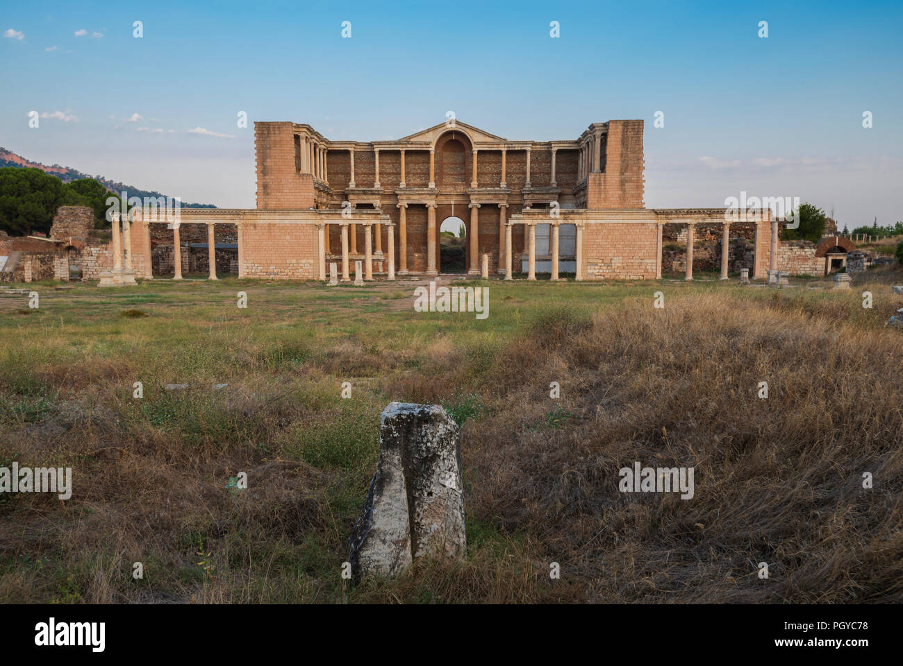 Emple Der Artemis In Sardes Lydia Antike Stadt Bei Sonnenuntergang Distrikt Salihli Manisa Turkei Stockfotografie Alamy
