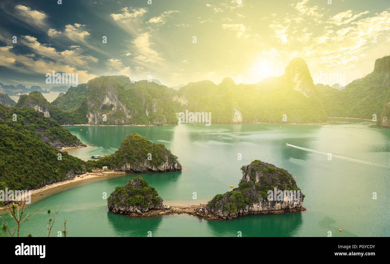 Malerische Aussicht auf Inseln in der Halong Bucht, Vietnam, Südostasien Stockfoto