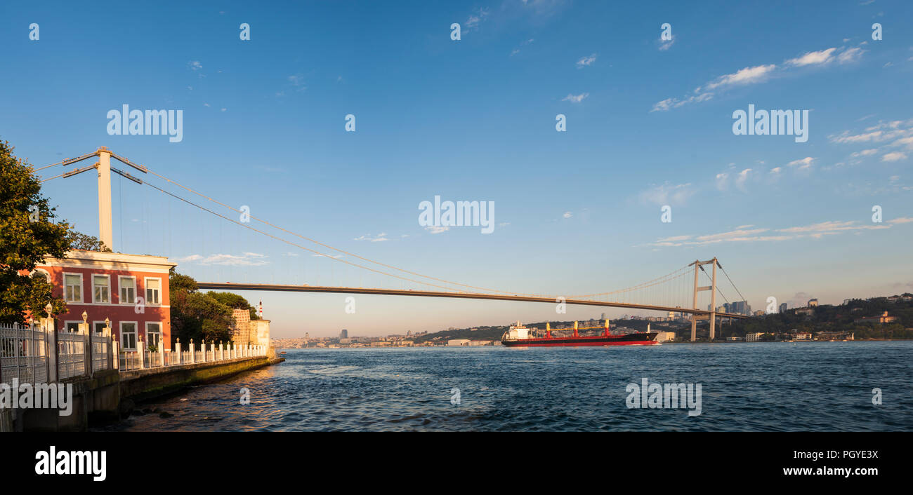 Istanbul Bosporus Brücke und Blick auf den Bosporus Stockfoto