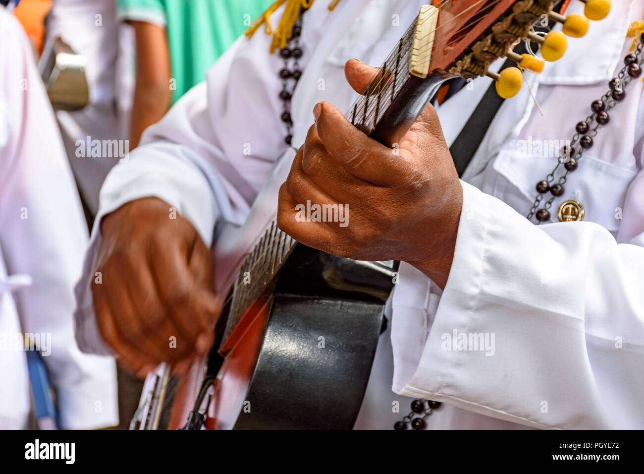 Musikalischer acoustica Gitarre Leistung der Populäre Brasilianische Musik während der populären religiösen brasilianische Festival akustische Gitarre Stockfoto