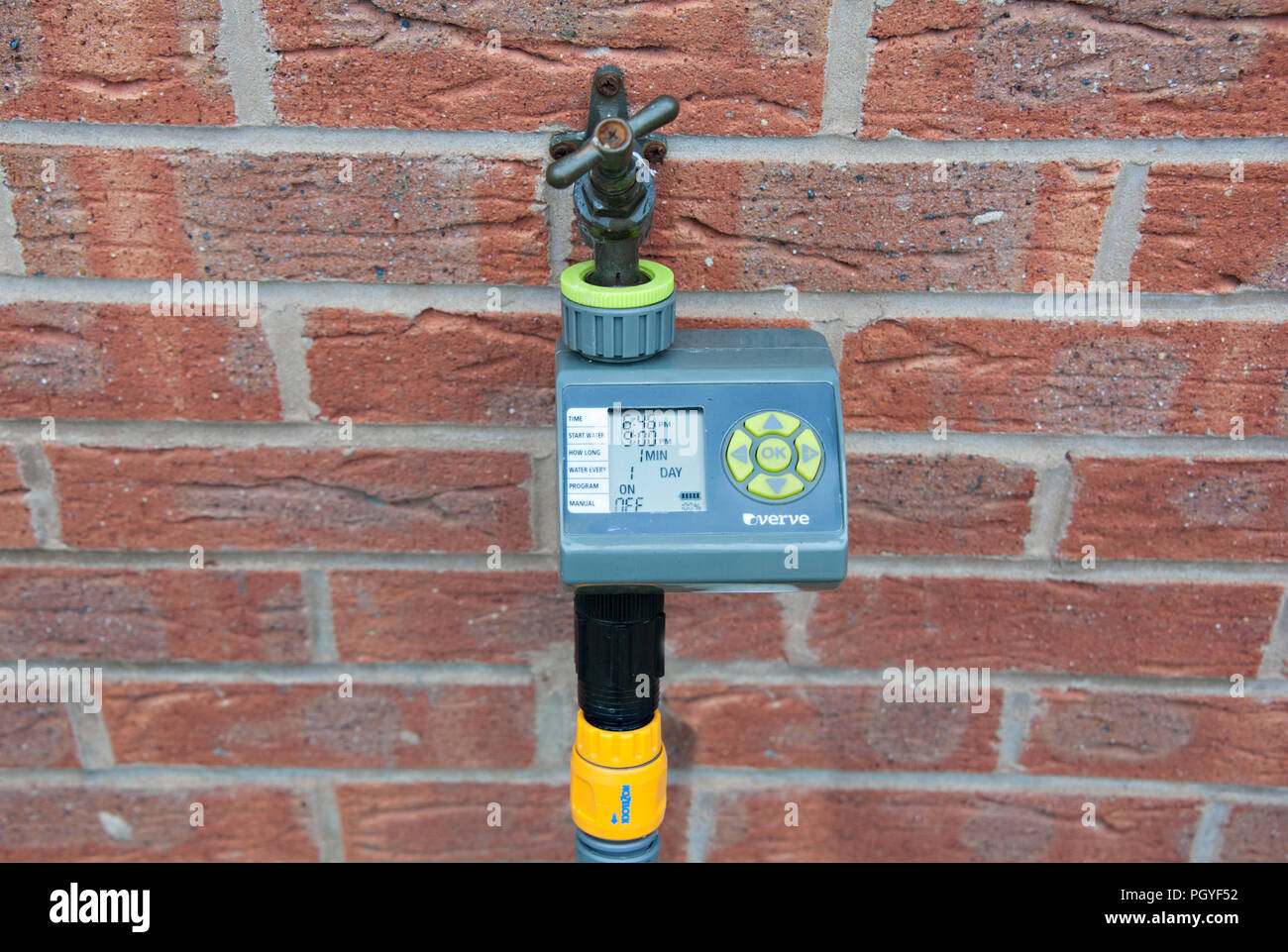 Verve programmierbare Wasser Timer zu einem Ziegel Wand befestigt Stockfoto