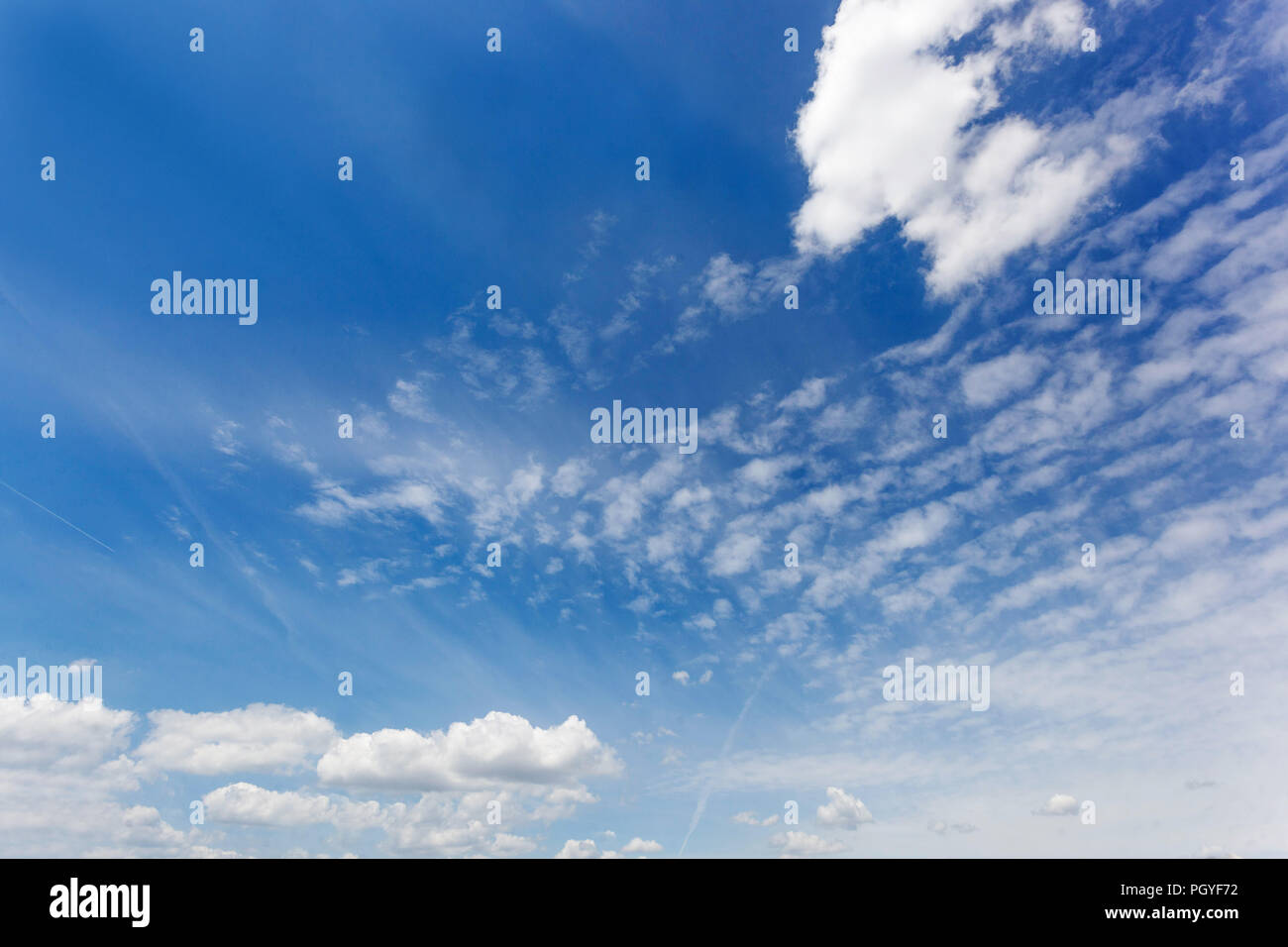 Flauschige weiße Wolken am blauen Himmel Stockfoto
