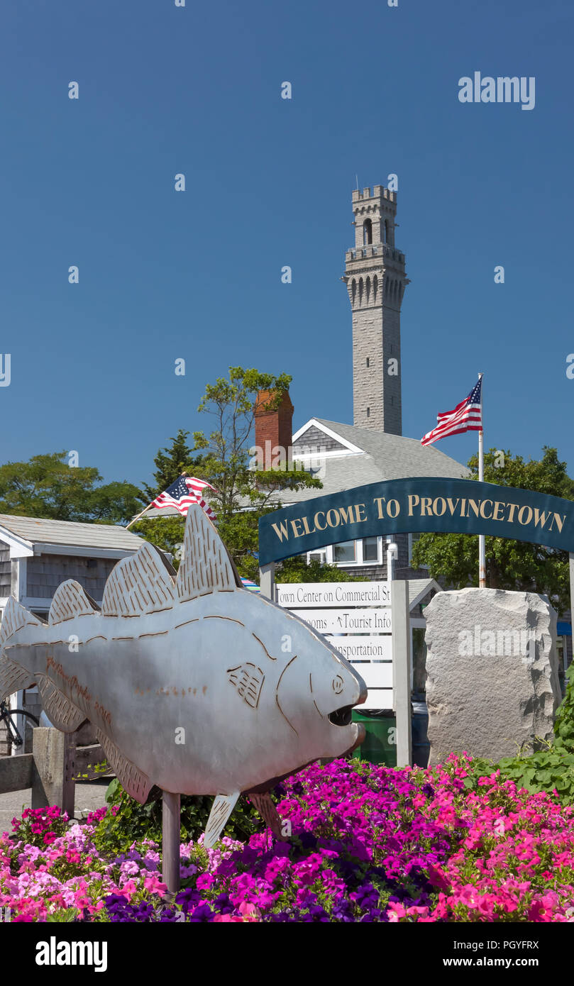 Zu Provincetown Zeichen an MacMillan Pier Herzlich Willkommen bei der Pilgrim Monument Turm im Hintergrund. Provincetown, Massachusetts, Barnstable County, USA. Stockfoto