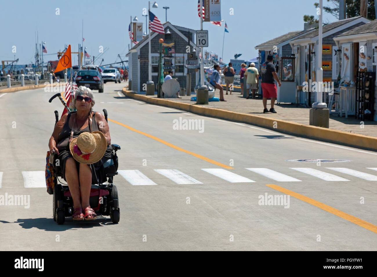 Behinderte Frauen Senioren mit elektrischen Rollstuhl im Urlaub. Stockfoto