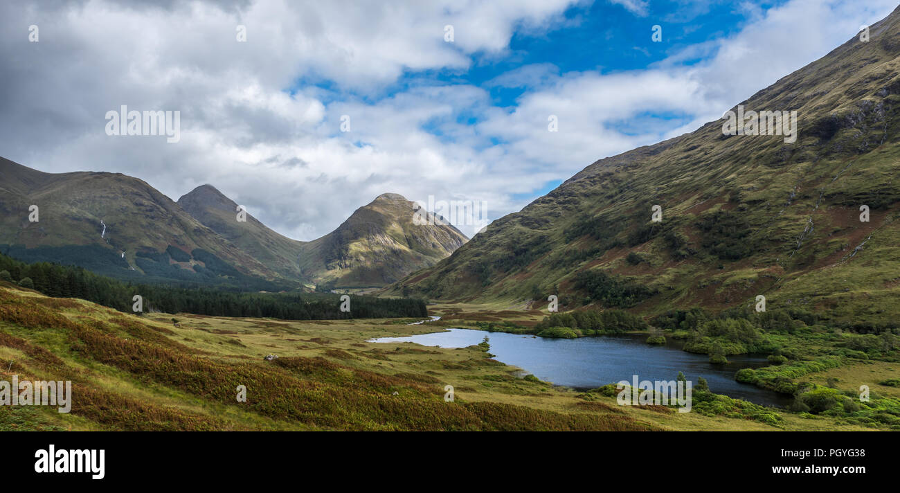 Buachaille Etive Mor und Buachaille Etive betteln von Glen Etive in herrlichen Herbstfarben. Stockfoto