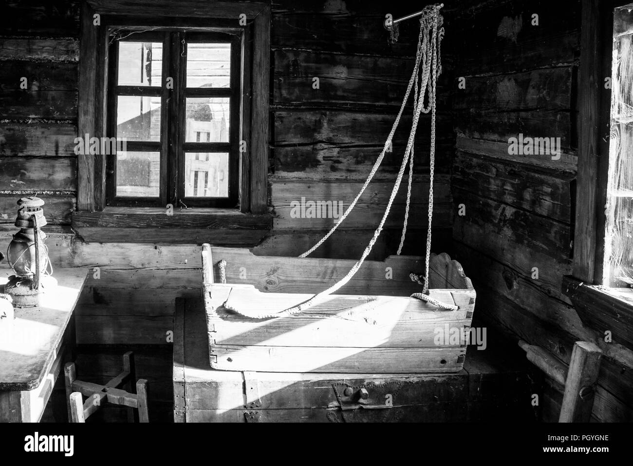 Vintage Zimmer mit Bett, Tisch und Stühlen im Alten Haus. Stockfoto