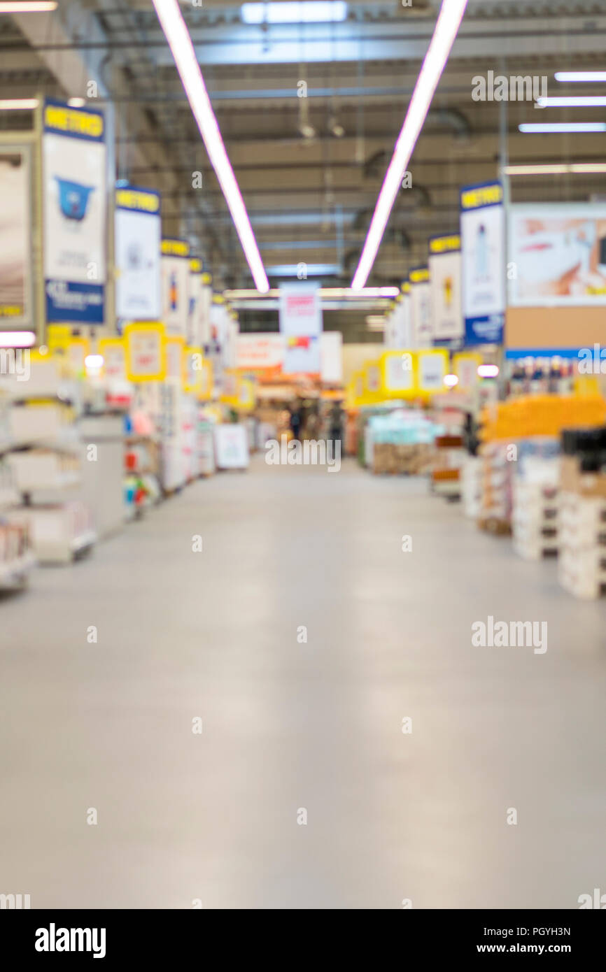 Abstrakte verschwommen Supermarkt Gang mit bunten Regale als Hintergrund. vertikale Foto. Stockfoto