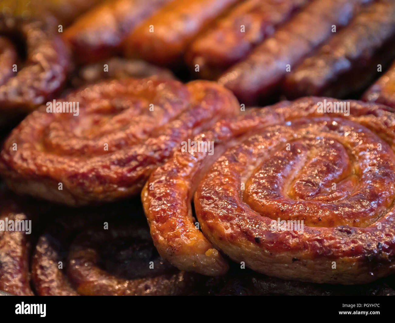 Grillen Würstchen auf Grill. Stockfoto