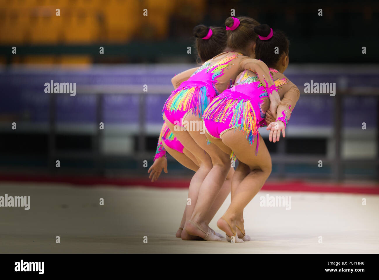 Mädchen in schönen Gymnastik Kleider machen Übung Stockfoto