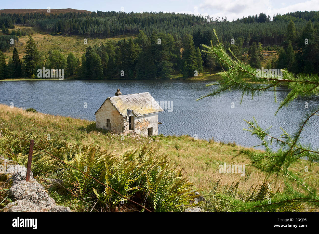 Drumore Loch und verlassenen Boot Haus, Perth und Kinross, die schottischen Highlands, Schottland, UK, GB. Stockfoto