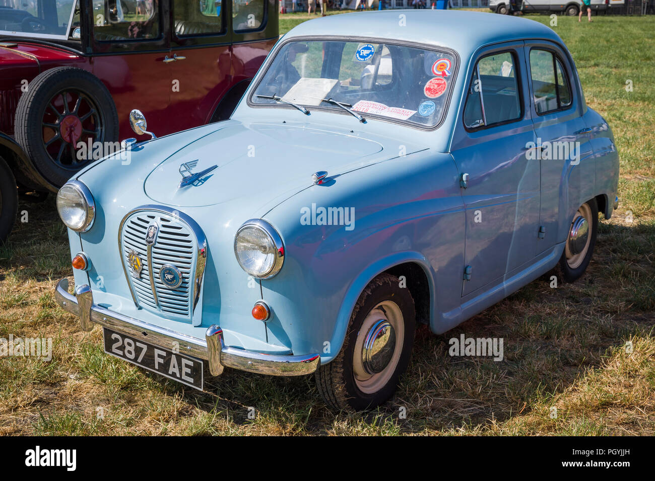 Eine britische Austin A35 kleine Familie Auto aus den 50er Jahren auf ein Land zeigen, in Heddington Wiltshire England UK im Jahr 2018 Stockfoto