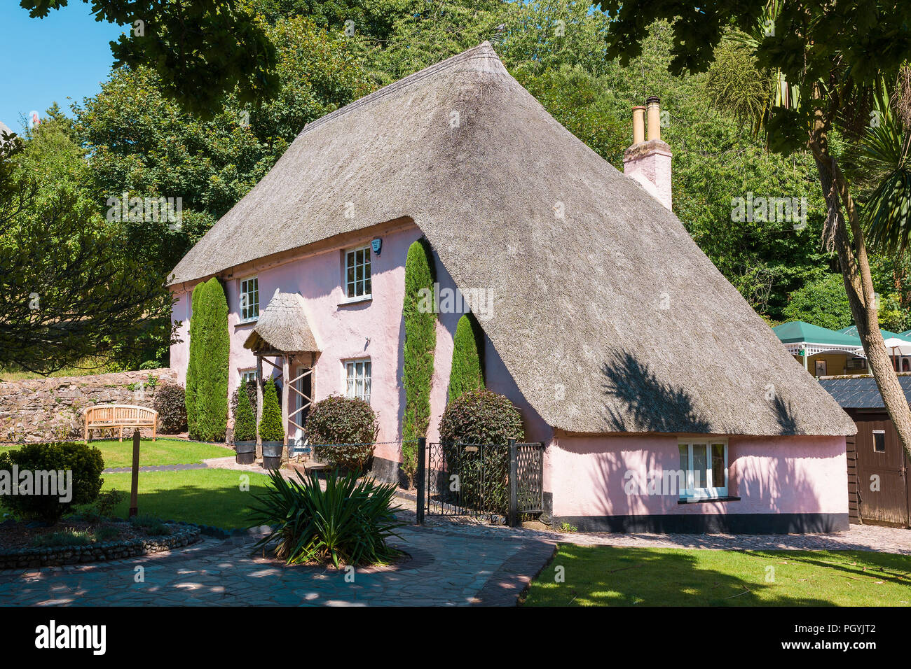 Rose Cottage mit Strohdach im Cockington Village in der Nähe von Torquay Devon England Großbritannien Stockfoto
