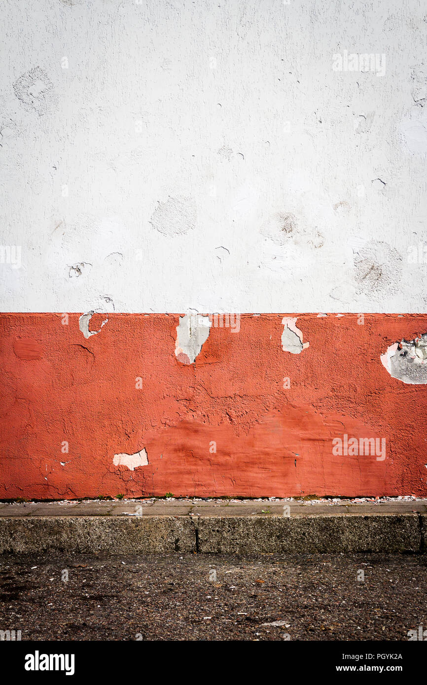 Weiß und Rot Putz an der Wand. Abstrakte Architektur Hintergrund Stockfoto