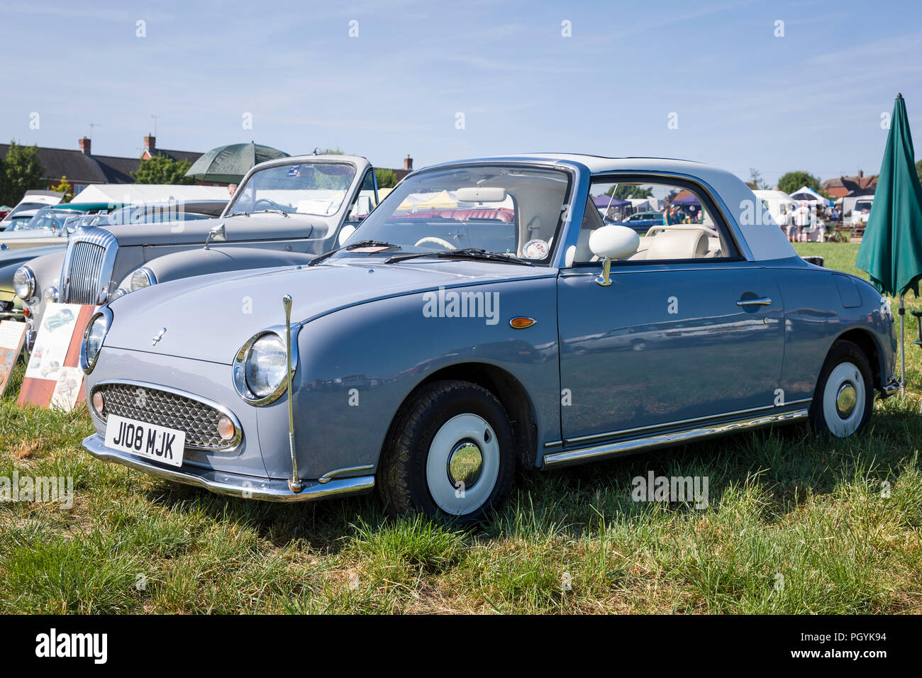 Nissan Figaro designer Auto an ein Land in Wiltshire England Großbritannien Stockfoto