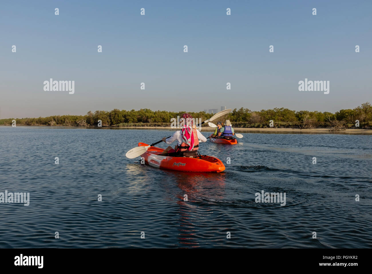 Kajak in Mangrove Nationalpark, Abu Dhabi, Vereinigte Arabische Emirate. Die natürlichen Mangrovenwälder sind ein beliebter Spielplatz für Aktivitäten im Freien. Stockfoto