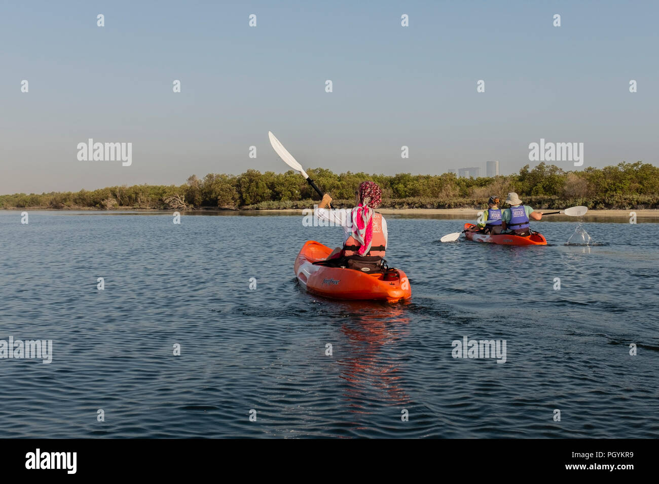 Kajak in Mangrove Nationalpark, Abu Dhabi, Vereinigte Arabische Emirate. Die natürlichen Mangrovenwälder sind ein beliebter Spielplatz für Aktivitäten im Freien. Stockfoto