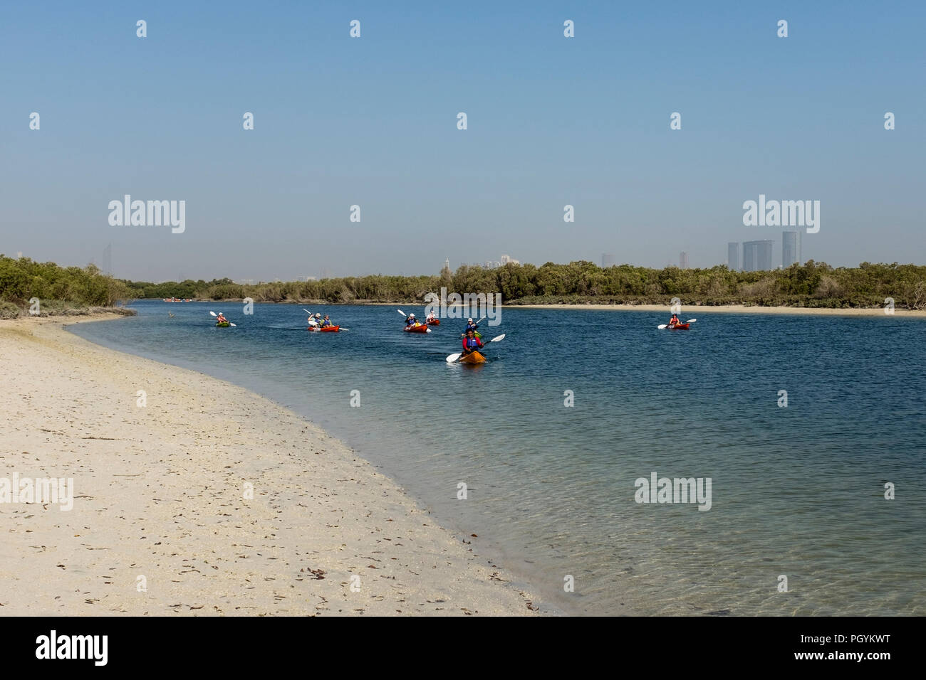 Kajak in Mangrove Nationalpark, Abu Dhabi, Vereinigte Arabische Emirate. Die natürlichen Mangrovenwälder sind ein beliebter Spielplatz für Aktivitäten im Freien. Stockfoto