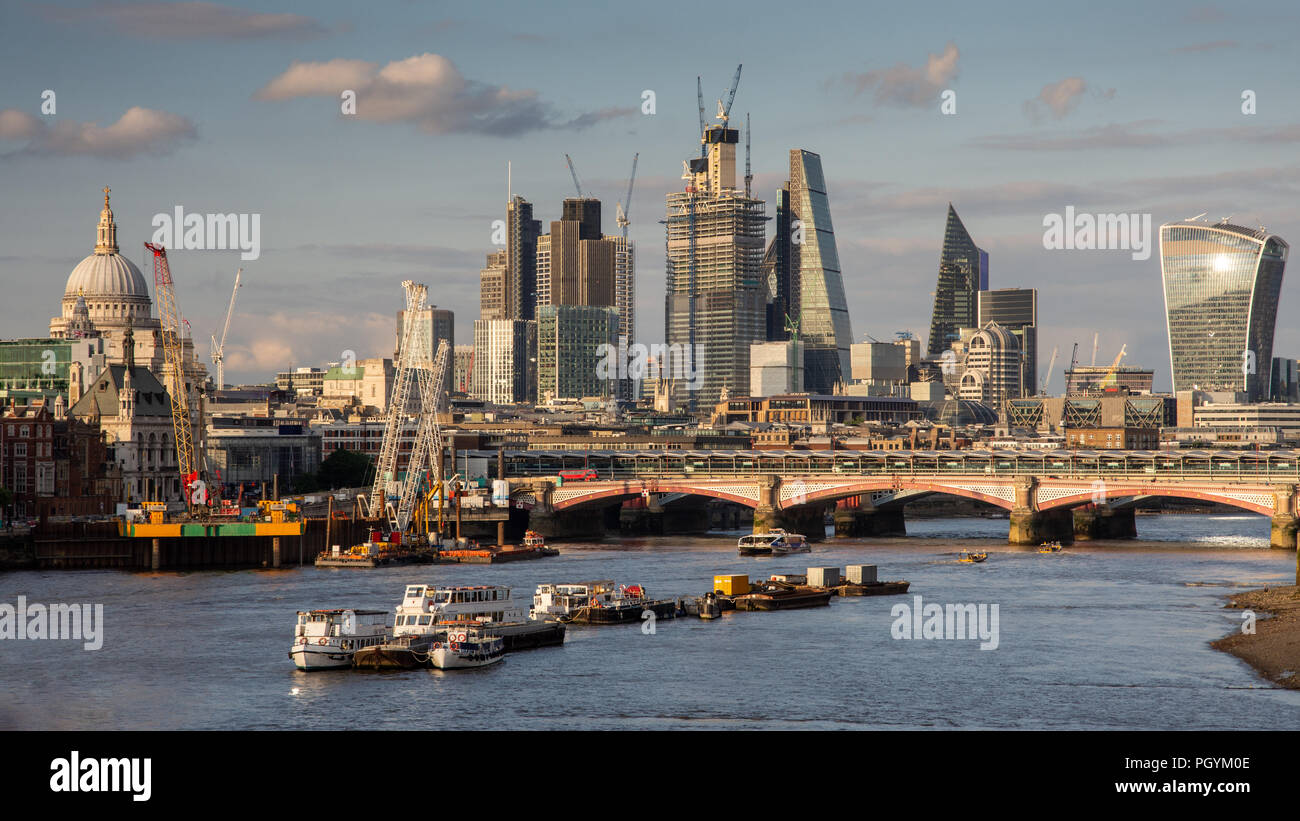 London, England, UK - 12. Juni 2018: Neue Wolkenkratzer im Bau in Bishopsgate beitragen, an die sich ständig wandelnden Stadt London Skyline wie viewe Stockfoto