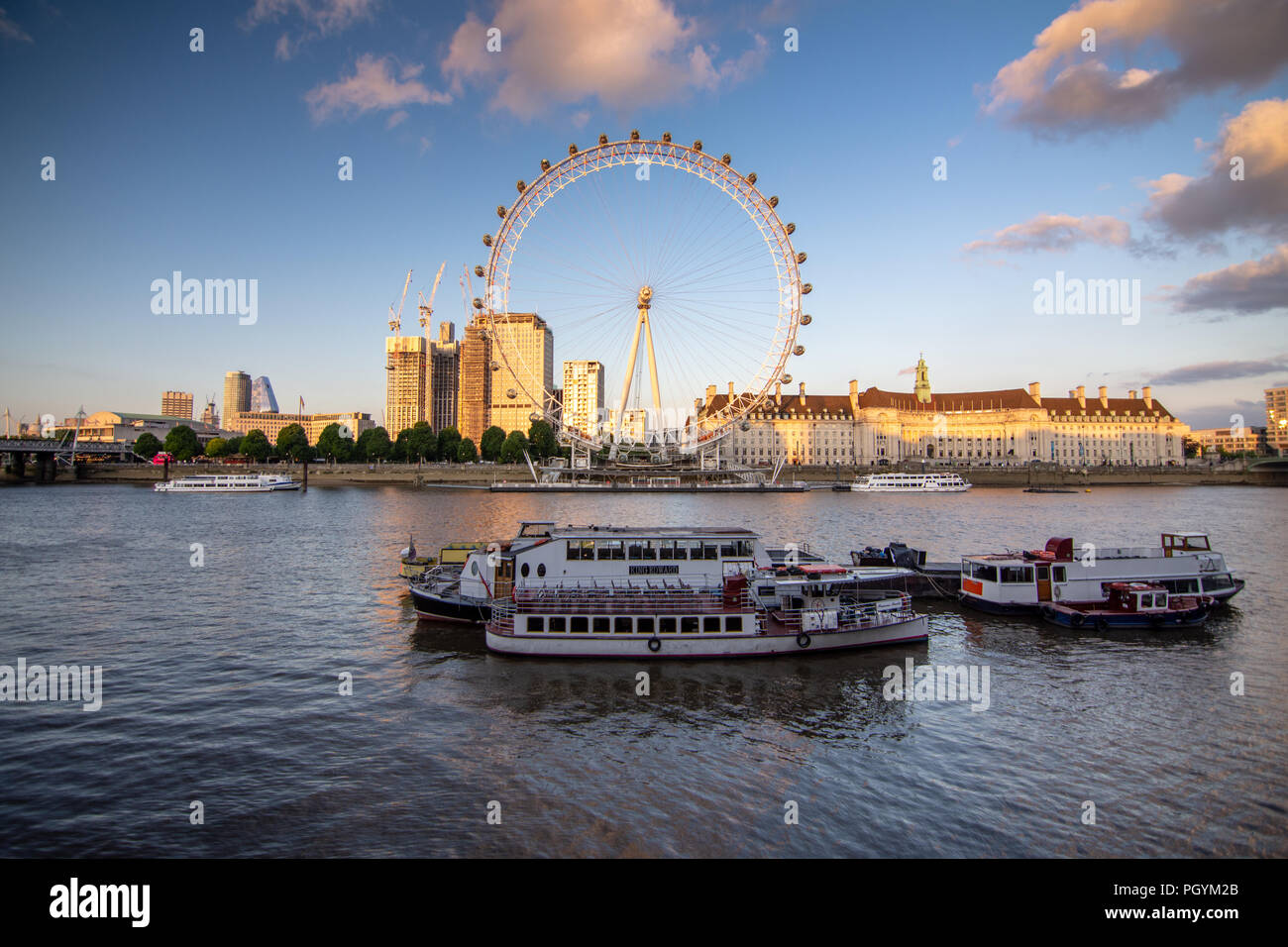 London, England, UK - 12. Juni 2018: Neue Wolkenkratzer im Bau an der Shell Centre hinter dem London Eye Aussichtsrad im Süden B Stockfoto