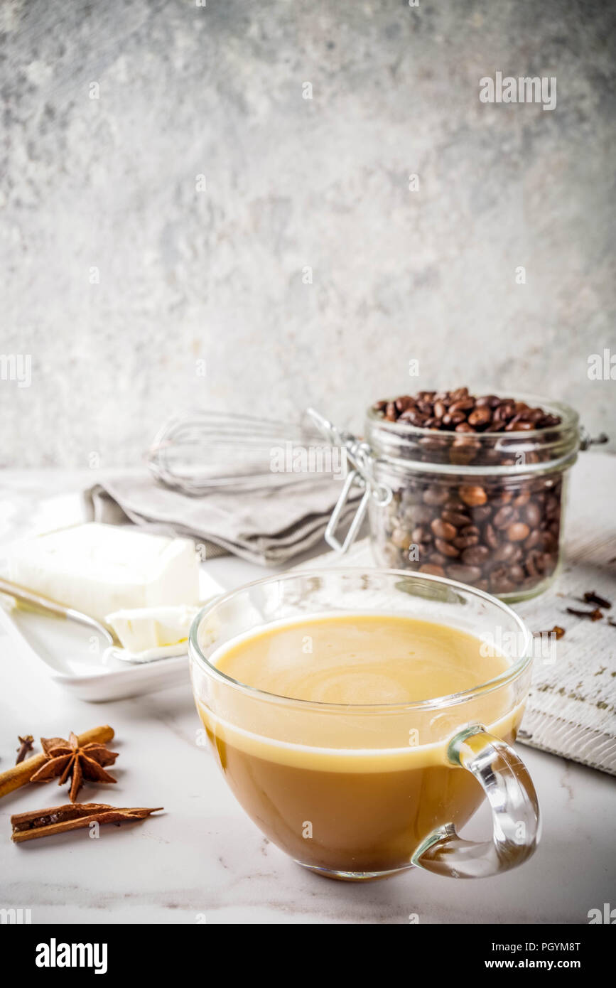 Trendy ketogenic Diät Lebensmittel, Bulletproof Kaffee mit Milch und  Butter, weißer Marmor Background Copy space Stockfotografie - Alamy